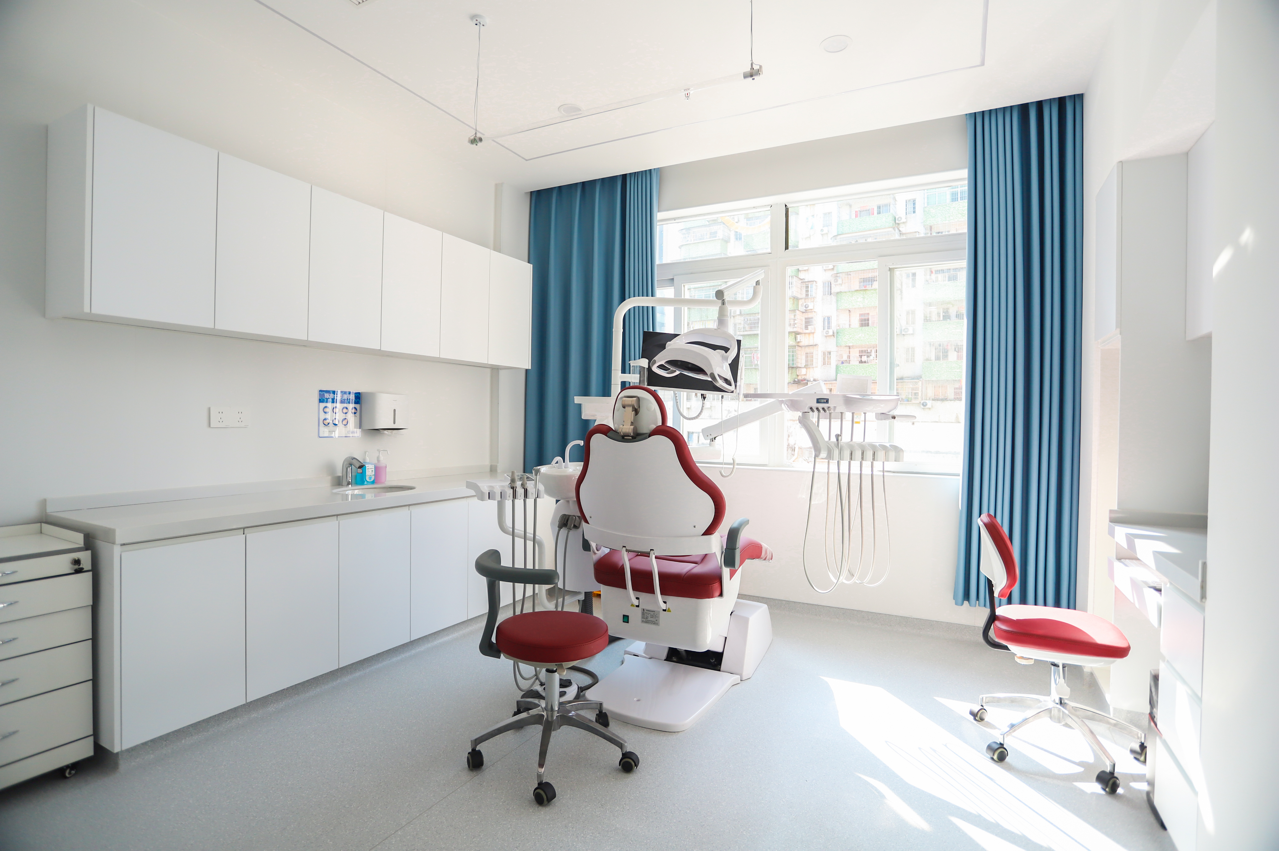 三、珠海贝澳口腔的医生团队与医疗技术