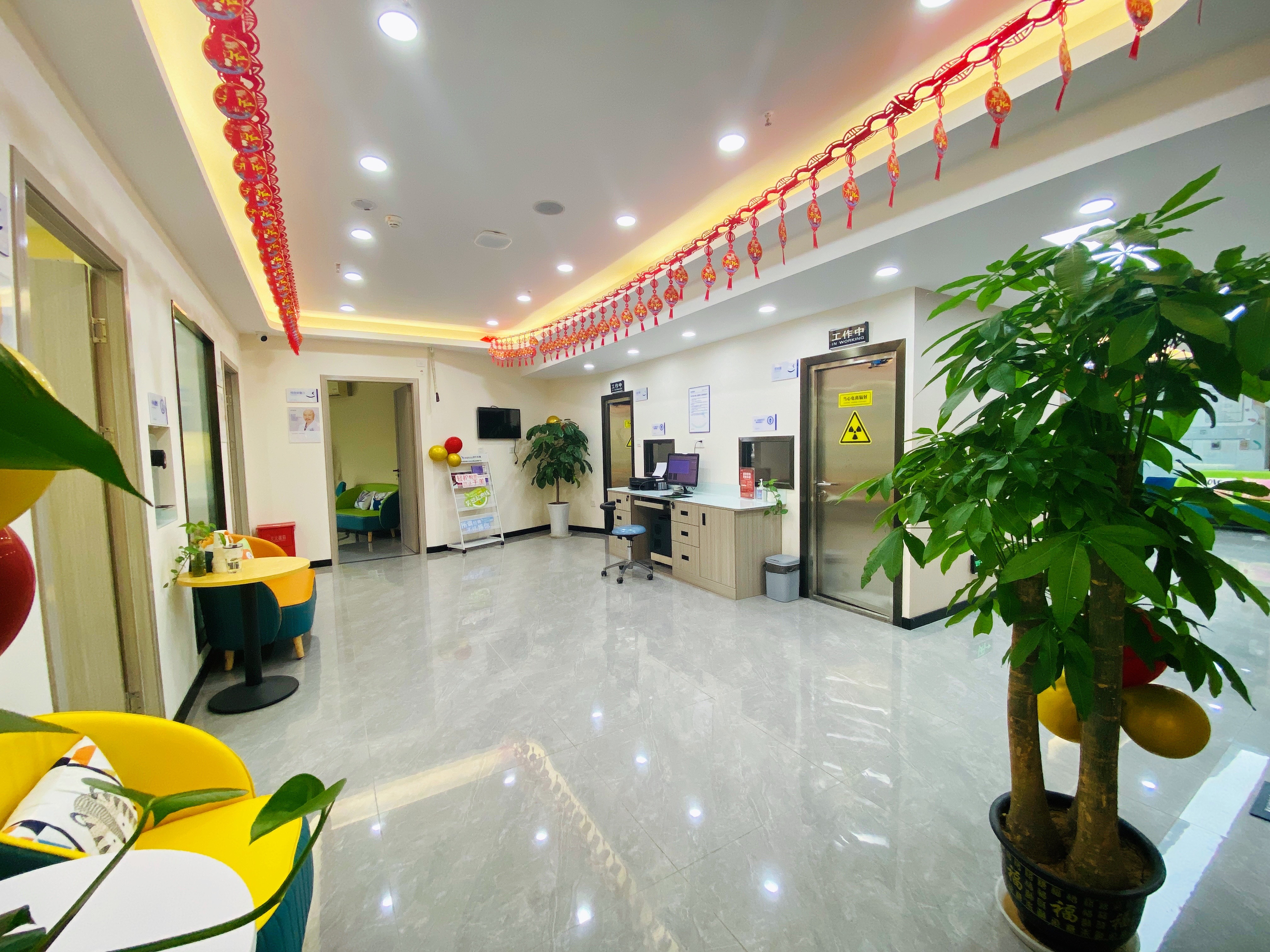 成都华美整形美容医院热门项目价格参考：双眼皮3479元起，隆胸吸脂团购更优惠！