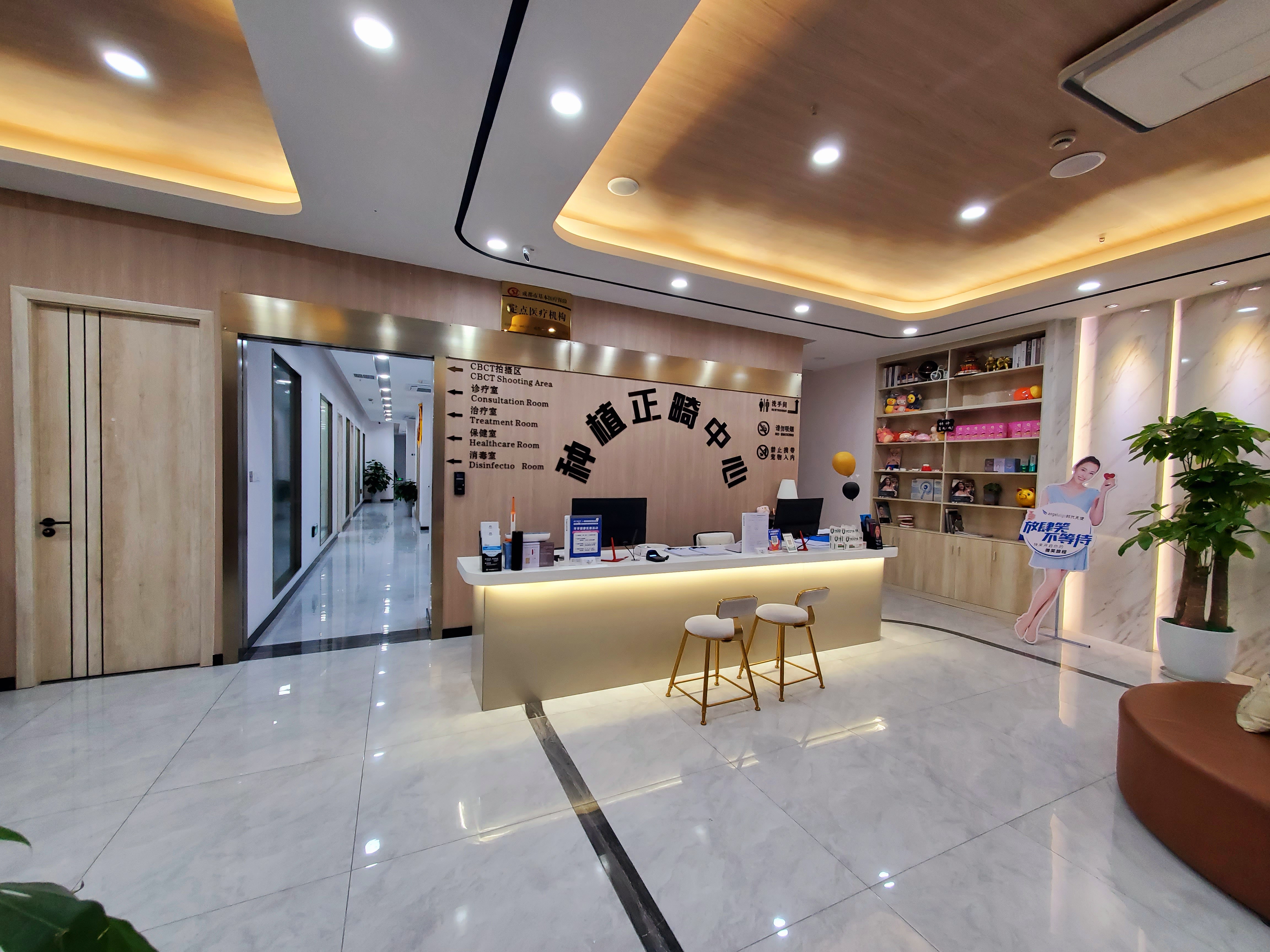 二、成都华美整形美容医院热门项目价格参考：双眼皮3479元起，隆胸吸脂团购更优惠