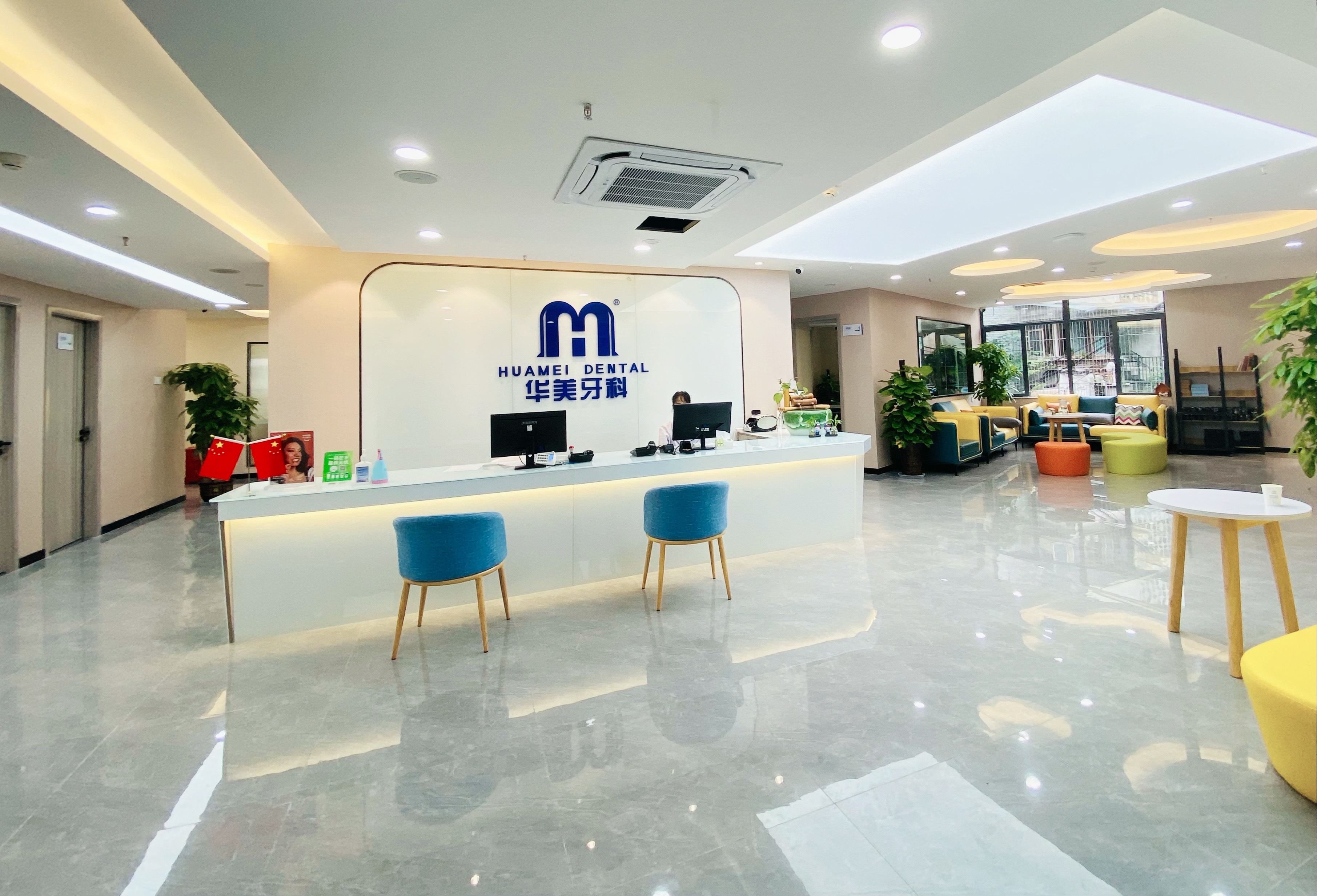 二、成都华美紫欣馨医院医生介绍：医生坐诊，技术过硬