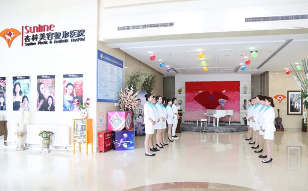 沈阳杏林祛眼袋谁做得好？张莹莹显微技术0.6mm切口+术后3天淡妆，8800元起！