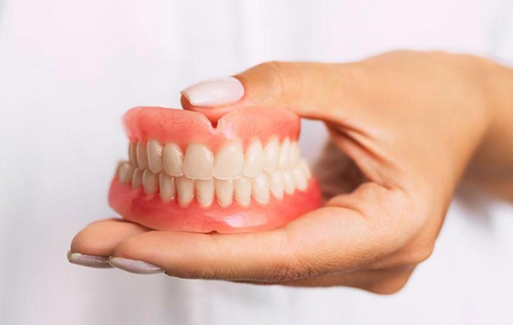 三、单颗吸附性义齿和传统义齿哪个好：适用人群与长期效益